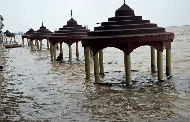 गंगा के बढ़ते जलस्तर की वजह से पटना और वैशाली में बाढ़ जैसे हालात, राजधानी में गंगा खतरे के निशान से एक फीट ऊपर