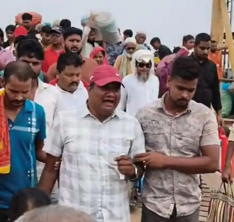 जहाज से युवक ने गंगा में लगाई छलांग, जिला प्रशासन ने की अफवाहों से बचने की अपील