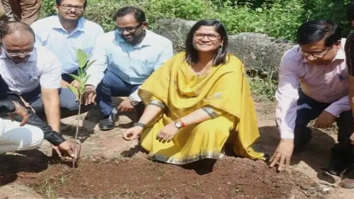 ग्वालियरः एक पेड़ माँ के नाम अभियान के तहत कलेक्ट्रेट परिसर में हुआ सामूहिक पौधरोपण