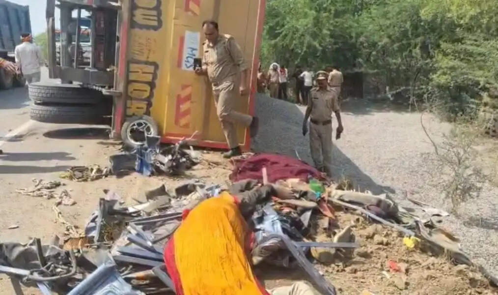 ई-रिक्शा पर डंपर पलटने से पति पत्नी के बाद एक और घायल की मौत