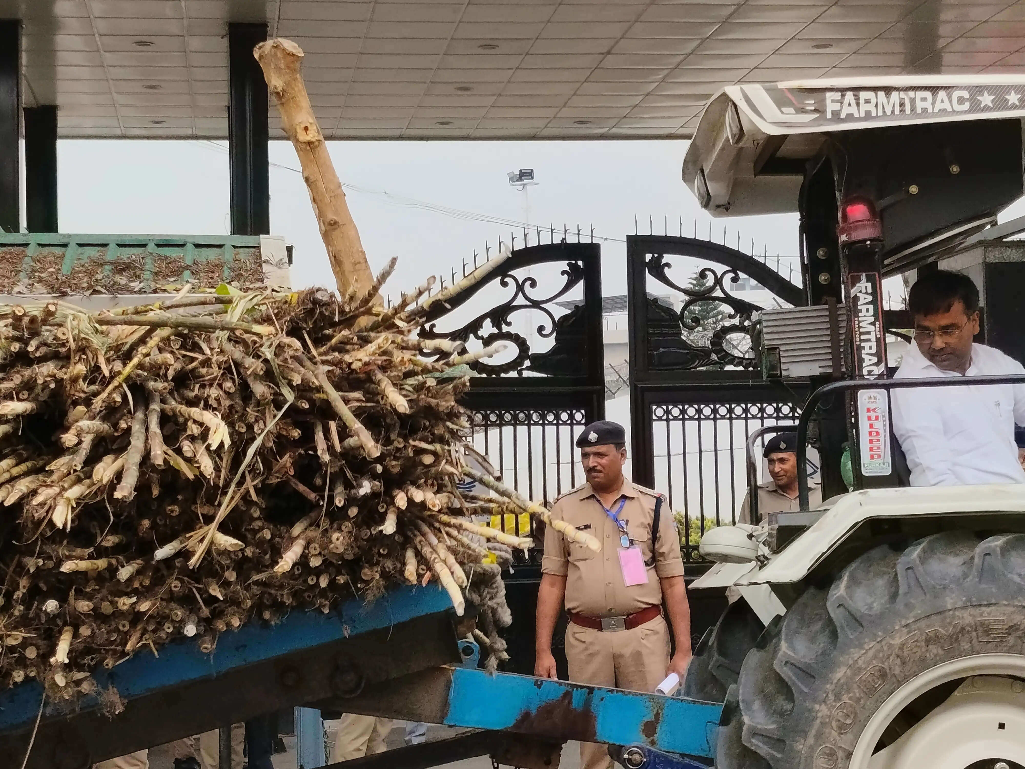विधानसभा गेट पर गन्ना डाल कर कांग्रेस का प्रदर्शन, इकबालपुर मिल के गन्ना किसानों के बकाया पर सरकार को घेरा