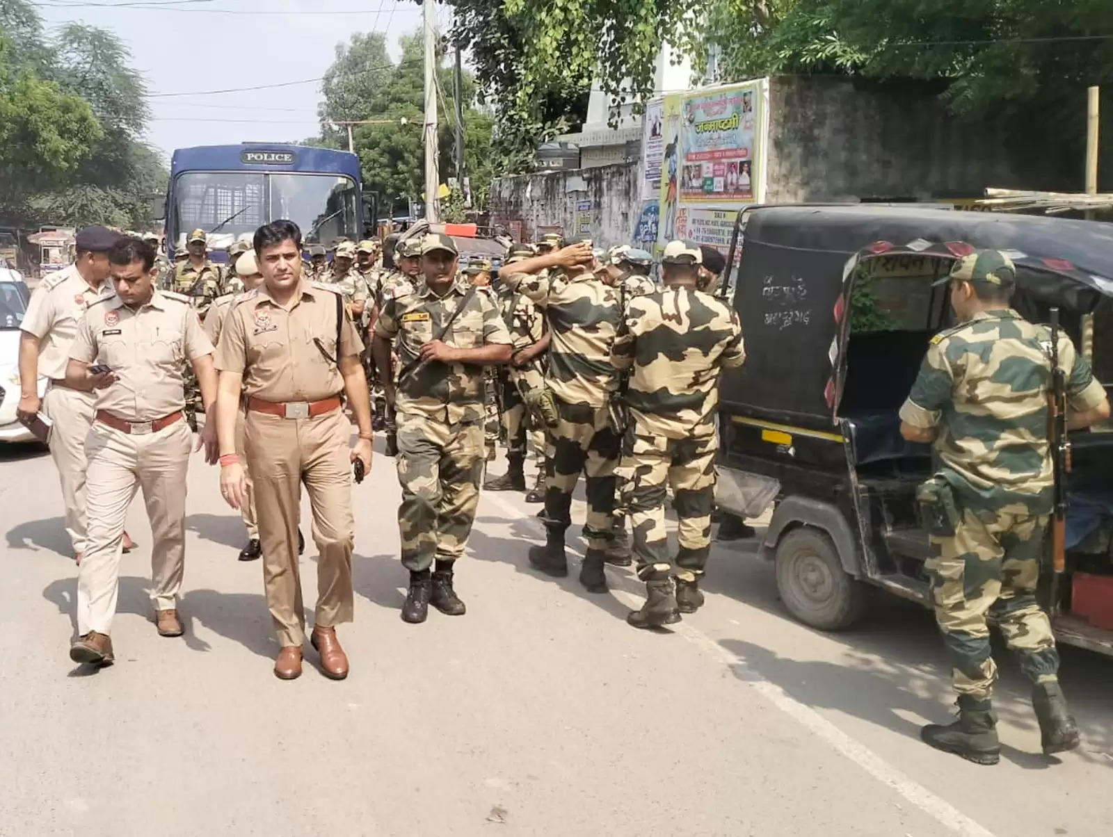 सोनीपत: पुलिस व अर्ध सैनिक बलों के जवानो नें निकाला फ्लैग मार्च