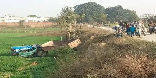 ट्रैक्टर गड्ढे में पलटने से दबे दो भट्टा कर्मी, एक की मौत