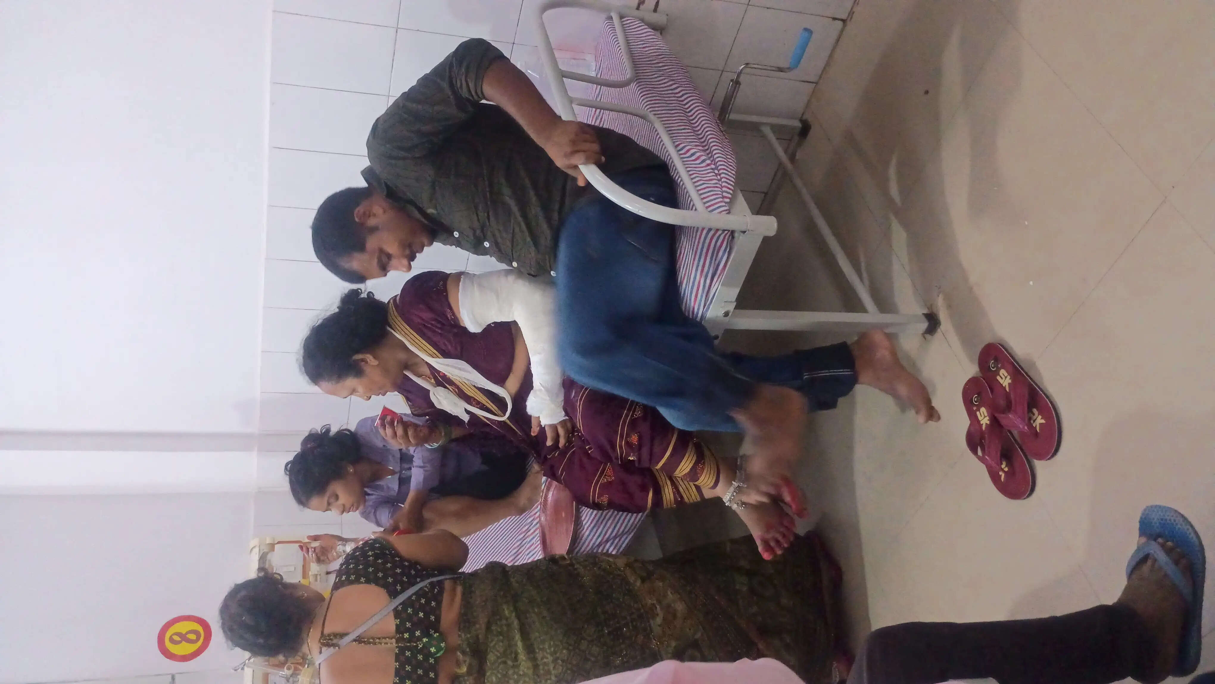 देवी दर्शन काे जा रहे 11 टेंपो सवार सड़क हादसे में घायल, मेडिकल कॉलेज में भर्ती