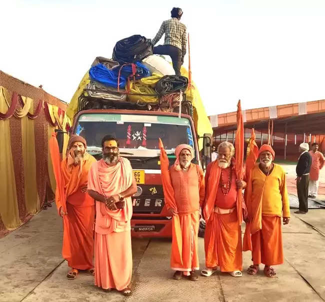 विश्व कल्याण की कामना के साथ पीठाधीश्वर स्वामी ब्रह्माश्रम महाराज आश्रम रवाना