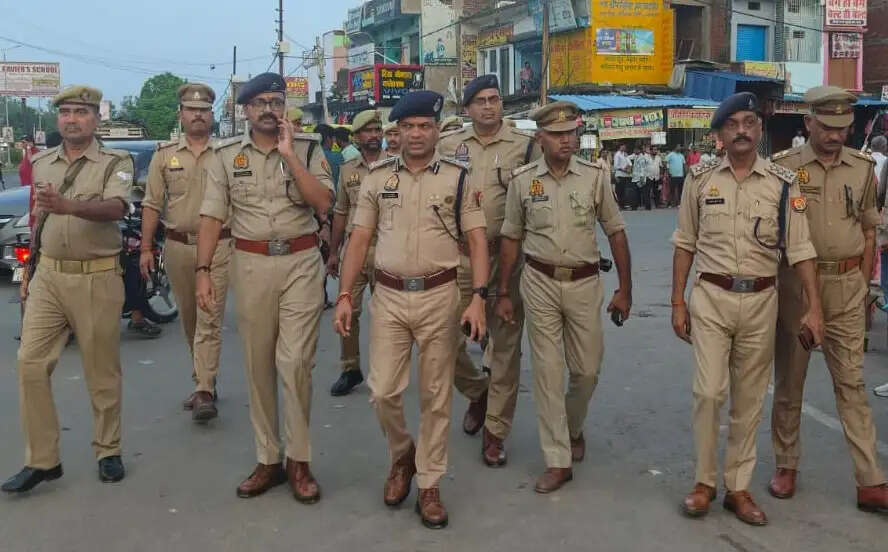 डीआईजी ने दुग्धेश्वरनाथ मंदिर का किया निरीक्षण, कांवड़ यात्रा की सुरक्षा तैयारियों का लिया जायजा