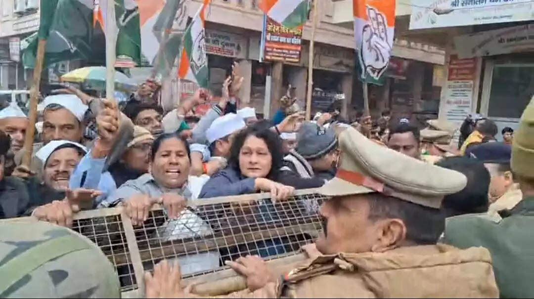 मनरेगा और नेशनल हेराल्ड मुद्दे पर कांग्रेस का पैदल मार्च, भाजपा कार्यालय घेराव से पहले सभी गिरफ्तार