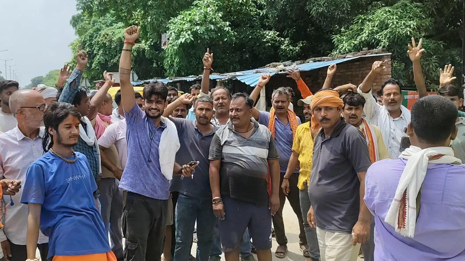 सुलतानपुर में अवैध वसूली, भारी चालान के खिलाफ ई रिक्शा चालकों का प्रदर्शन