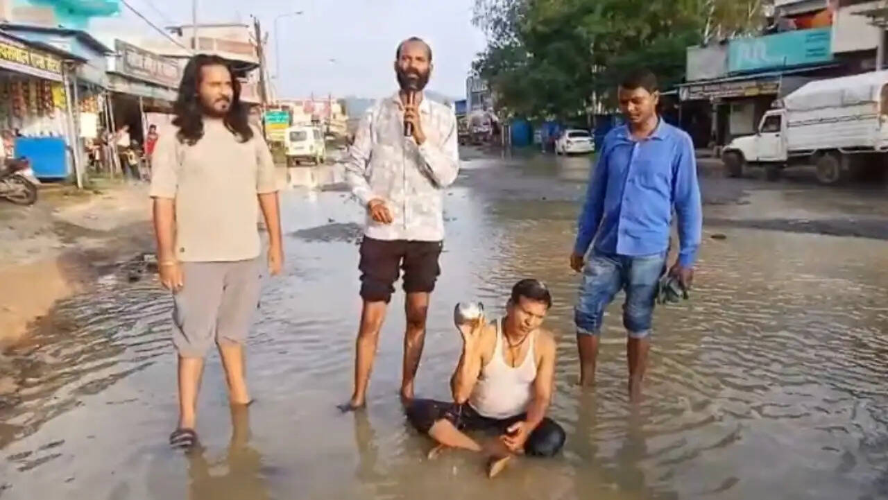 अम्बिकापुर: सड़क पर अनोखा प्रदर्शन, गड्ढों के गंदे पानी में नहाकर सामाजिक कार्यकर्ताओं ने खोला जनप्रतिनिधियों के खिलाफ मोर्चा