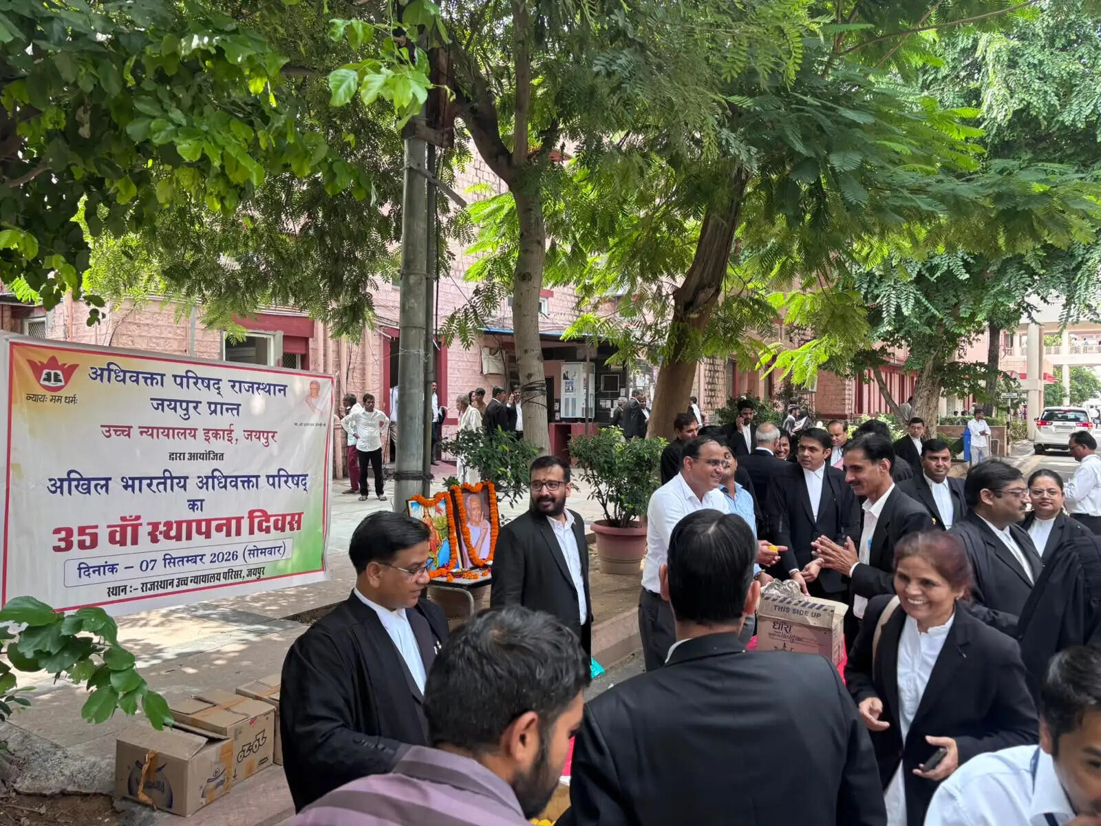 स्थापना दिवस पर लड्डुओं से घुली मिठास, न्यायिक परिवार में दिखी समरसता