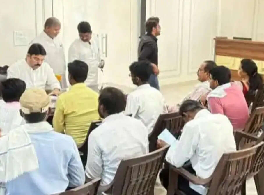 जनता की समस्याओं का निस्तारण करें अधिकारी : शलभमणि