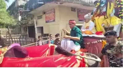 बिहार: केंद्रीय मंत्री नित्यानंद राय बने गाड़ीवान, बैलगाड़ी चलाते शिव बारात में हुए शामिल