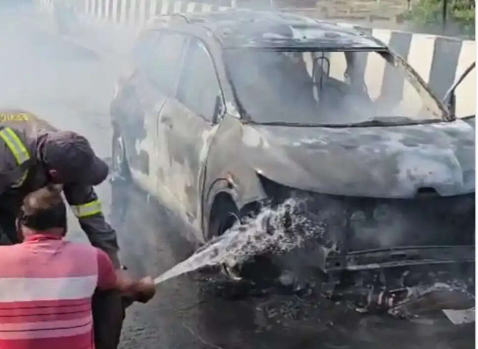 चलती कार में लगी आग, सवारों ने कूदकर बचाई जान