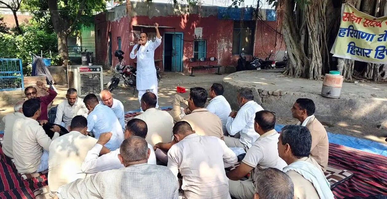 हिसार के रोड़वेज कर्मचारियों में लंबित भत्तों व अन्य मामलों पर बढ़ा रोष