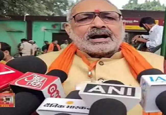 राहुल गांधी पर गिरिराज सिंह का पलटवार, बाेले- डांस करने की आदत राहुल गांधी के खानदान में है