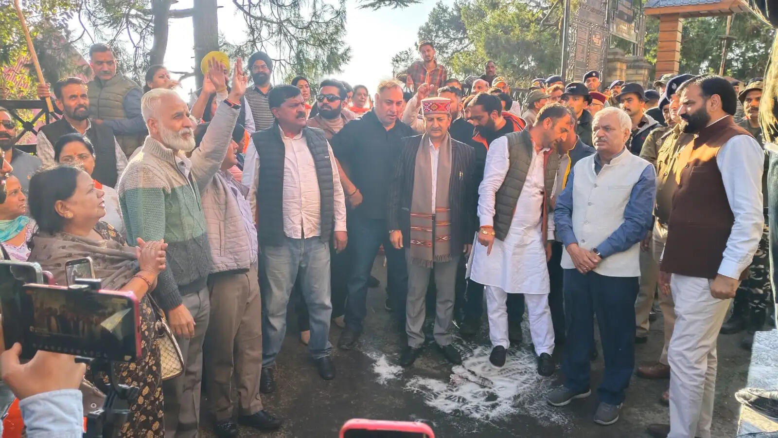 शिमला में खरगे के ख़िलाफ़ भाजपा का प्रदर्शन, सिकंदर कुमार बोले- कांग्रेस माफी मांगे