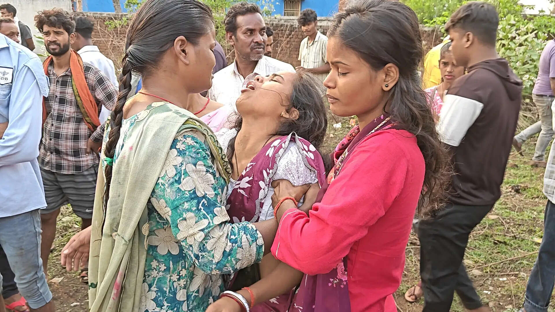 एक्सप्लोसिव वैन ने स्कूटी को मारी टक्कर, दो की मौत