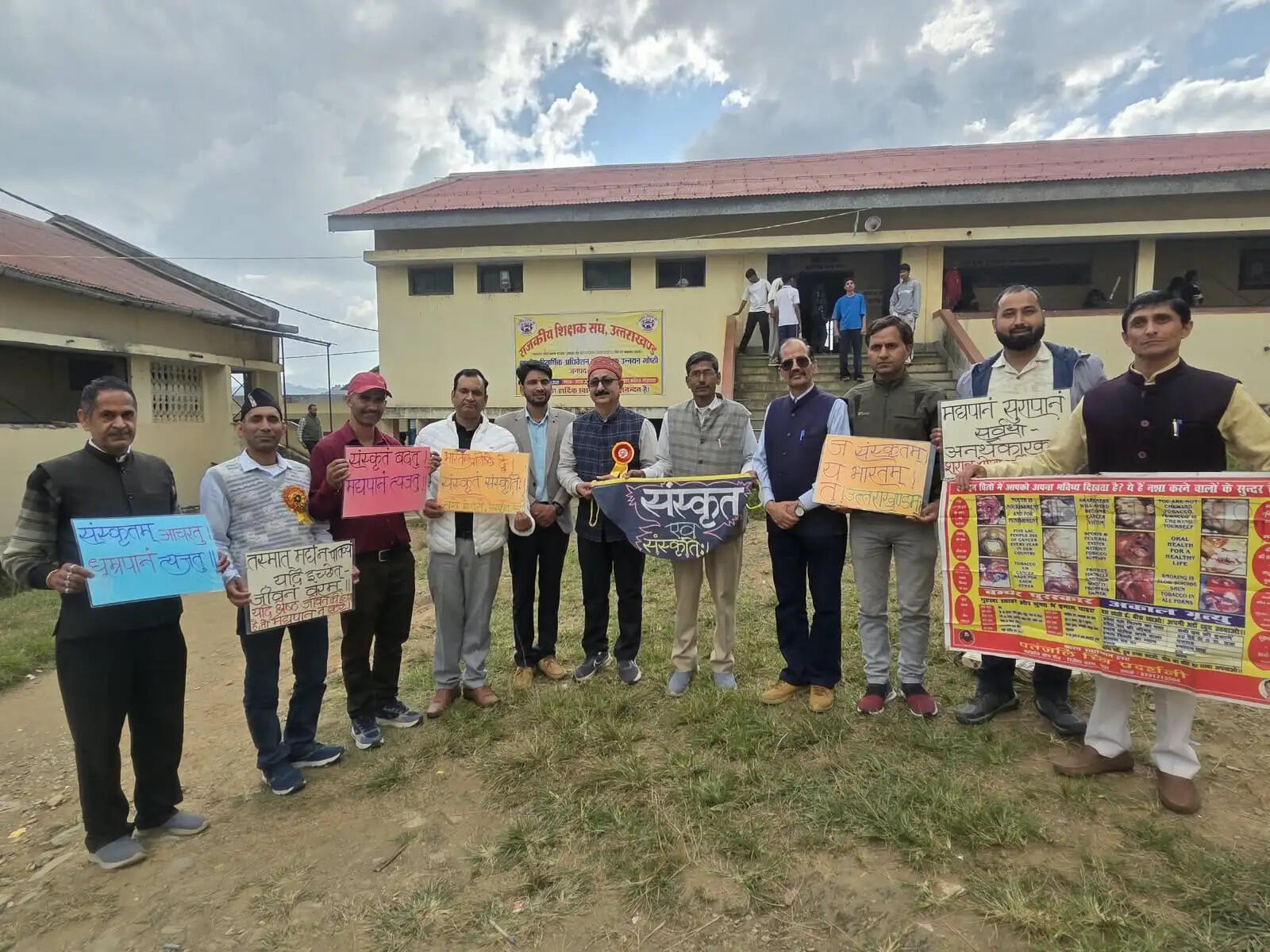 पोस्टरों के जरिए नशामुक्ति का संदेश, संस्कृत और संस्कृति से जुड़ने की अपील