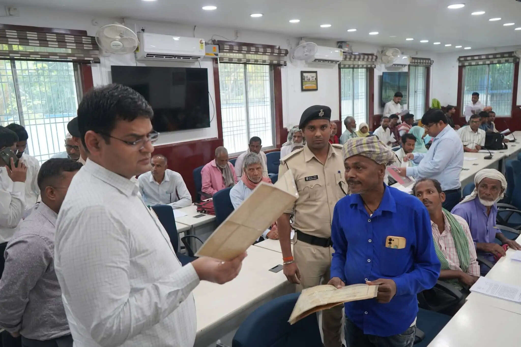 डीएम के जनता दरबार में 68 मामलों पर हुई सुनवाई