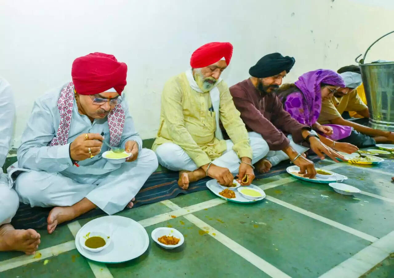 मुख्यमंत्री ने गुरु नानक जयन्ती पर गुरुद्वारे में मत्था टेका और स्वयं भी की लंगर प्रसादी ग्रहण