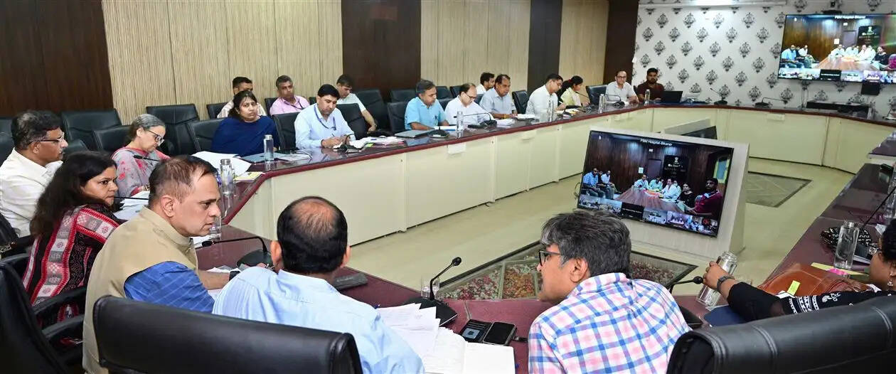 हाई रिस्क गर्भवती महिलाओं की हर तीन दिन में होगी निगरानी, मुख्य सचिव ने दिए सख्त निर्देश