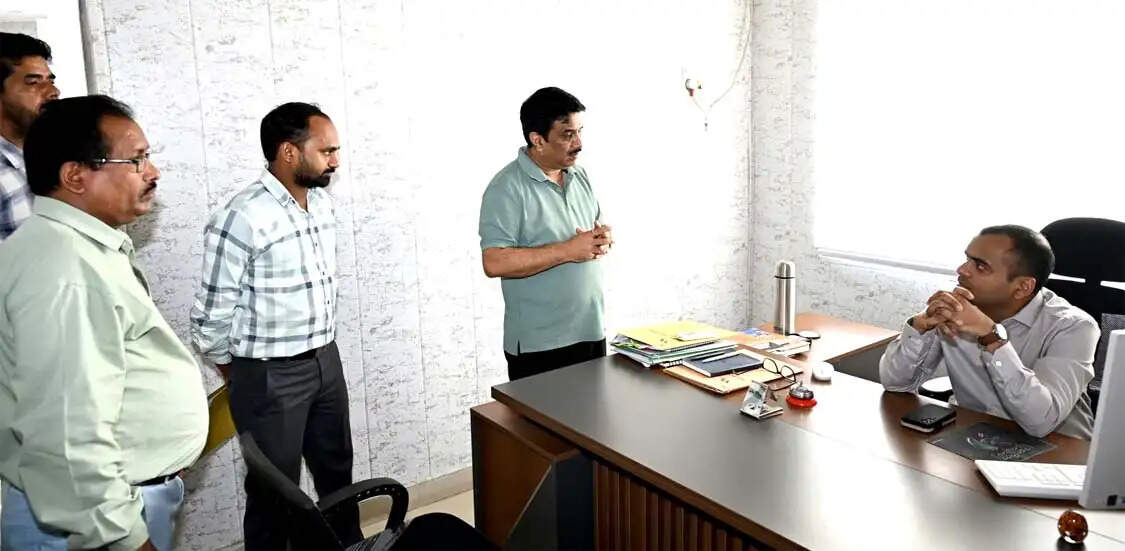 धार्मिक एवं पर्यटन स्थलों को आकर्षक और सुविधायुक्त बनाने पर जोर