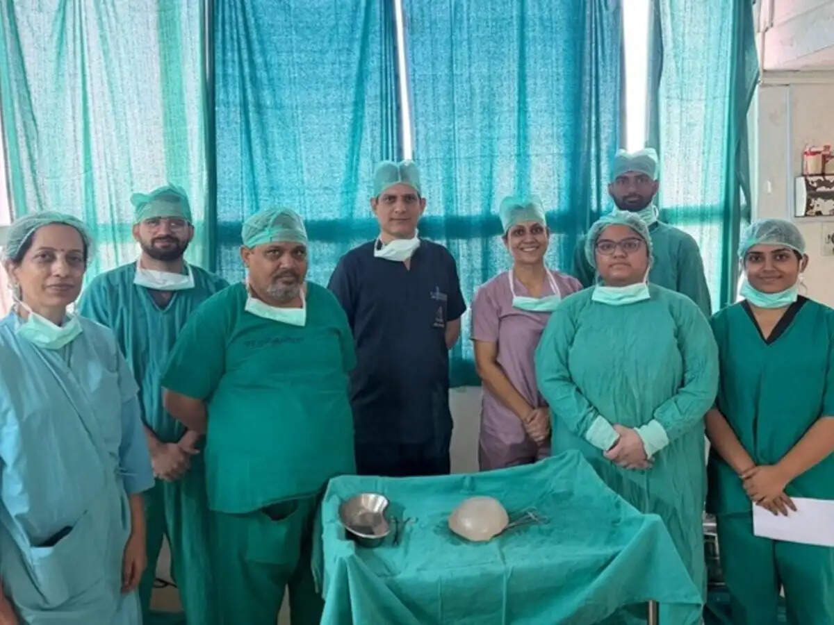 एसएमएस अस्पताल में अंडकोष से निकाली 15 सेंटीमीटर की विशाल गांठ