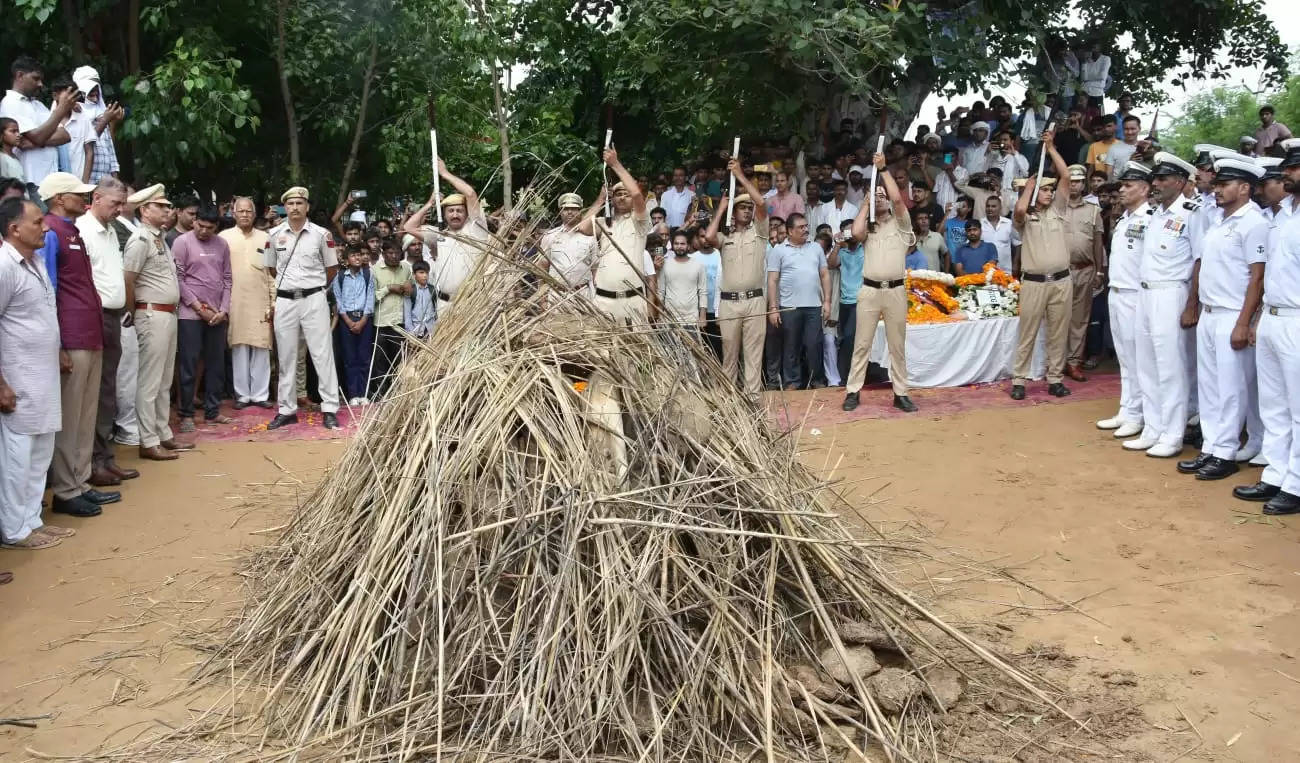 झज्जर: डावला गांव में क्रू मेम्बर शहीद कर्ण सिंह की राजकीय सम्मान के साथ अंत्येष्टि