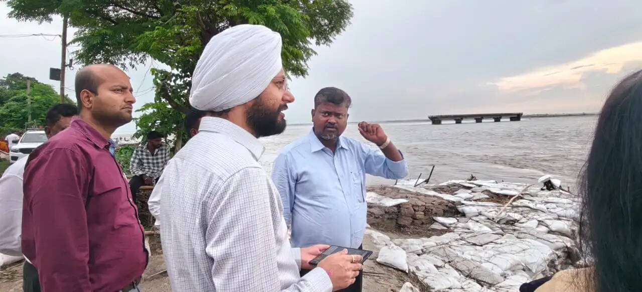 जिलाधिकारी ने मंगलपुर एवं चिवरही पंचायत के रेवहिया में कटाव स्थलों का किया निरीक्षण
