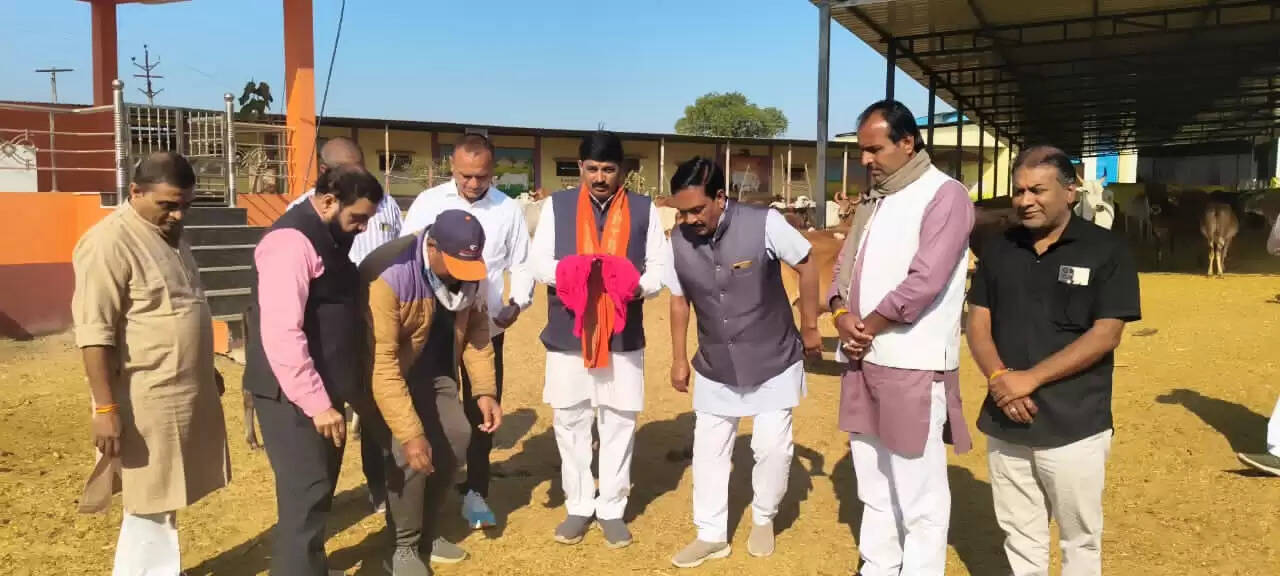 धारः भाजपा किसान मोर्चा ने किया गो पूजन एवं कार्यक्रम में मन की बात को सुना