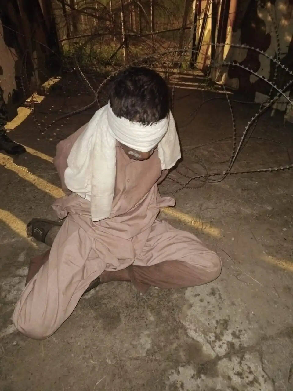 बीएसएफ ने इंटरनेशनल बॉर्डर पार करने की कोशिश में एक पाकिस्तानी को पकड़ा