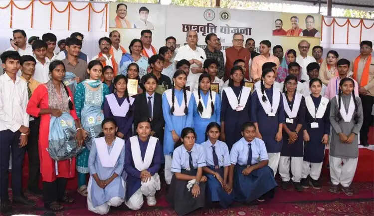 वनांचल के सपनों को मिल रहे पंख, छात्रवृत्ति योजना से बढ़ रहा बच्चों का आत्मविश्वास