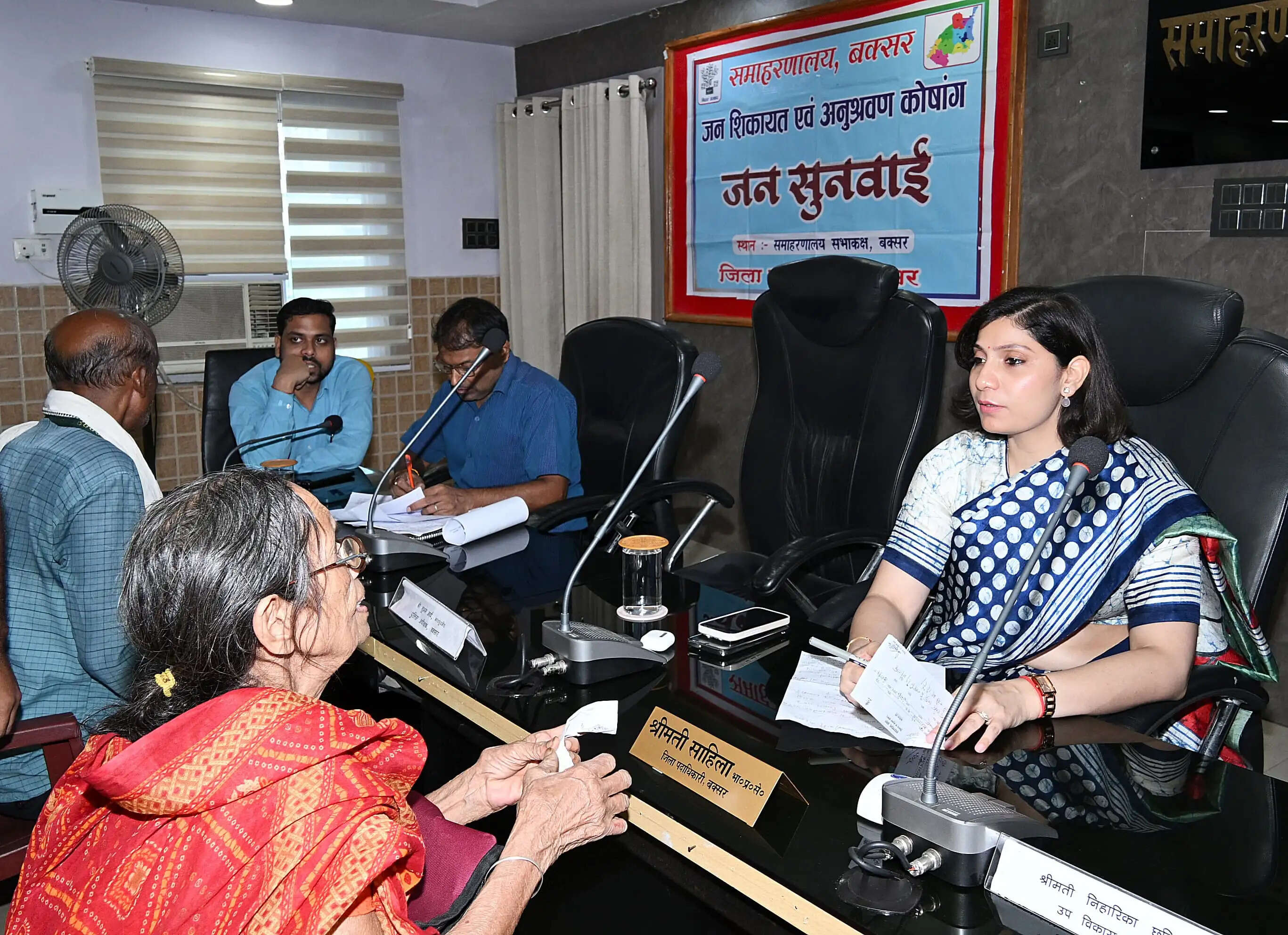सबका सम्मान-जीवन आसान' जन सुनवाई में पहुंचे 34 आवेदन, डीएम ने त्वरित कार्रवाई के दिए निर्देश