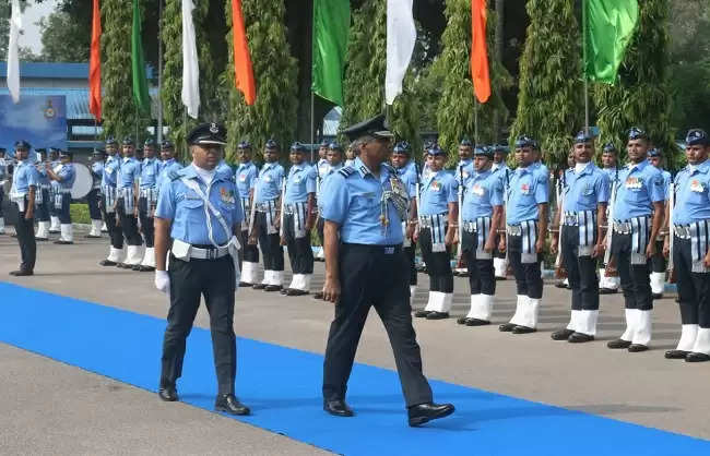 एयर मार्शल आशुतोष दीक्षित ने मध्य वायु कमान के चीफ का कार्यभार संभाला