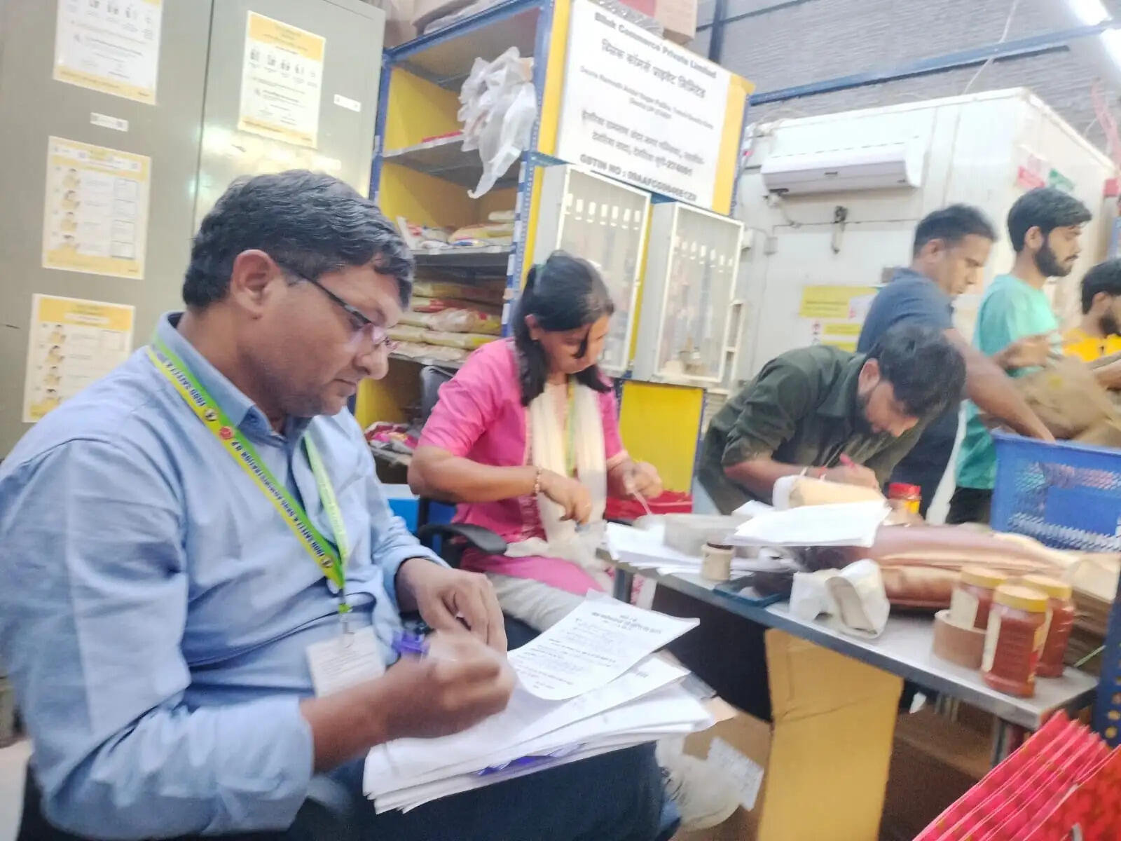 खाद्य सुरक्षा विभाग की छापेमारी, आठ खाद्य पदार्थों के नमूने लिए