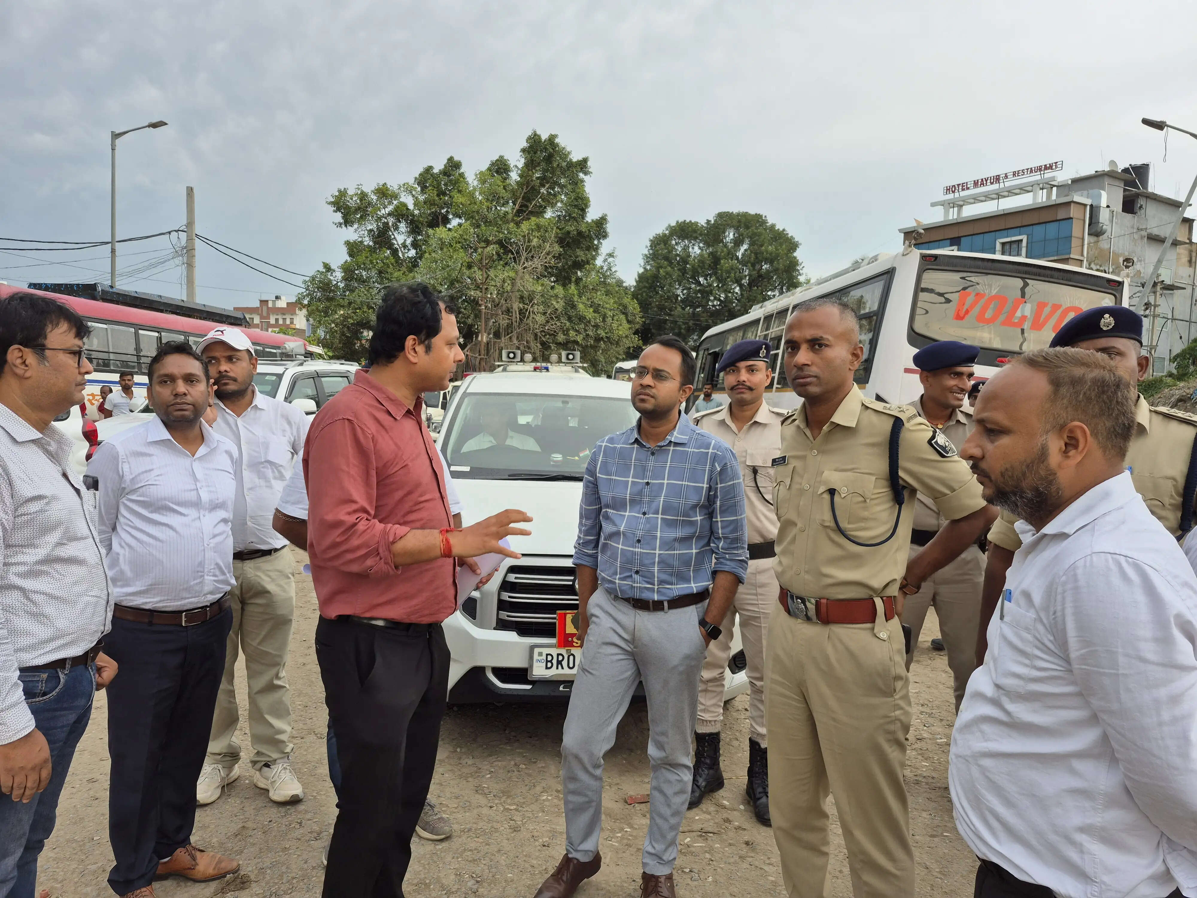 छपरा के डबल डेकर पुल निर्माण कार्य दिन-रात तीन शिफ्टों में करने का जिलाधिकारी ने दिया निर्देश