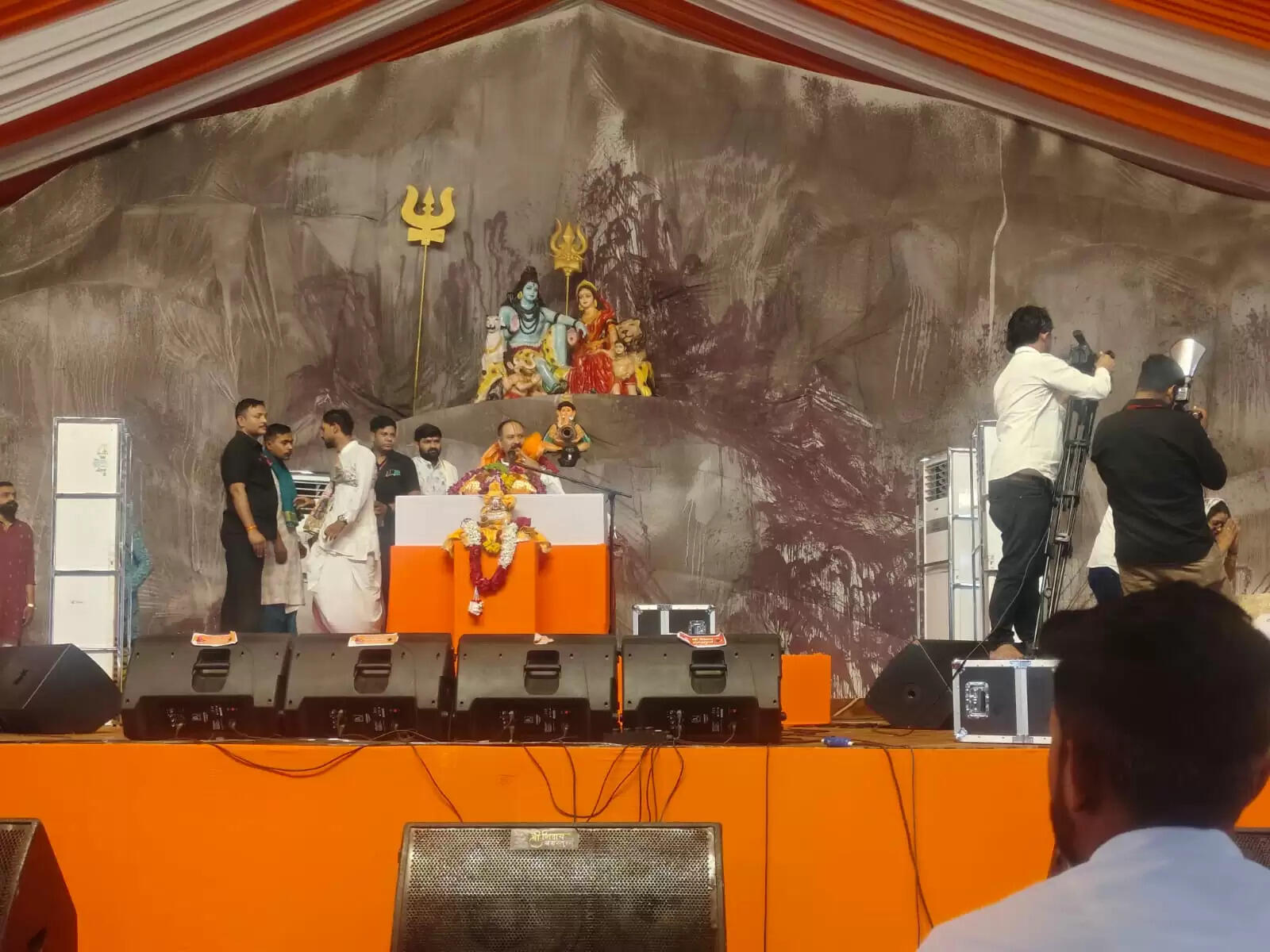 कथावाचक प्रदीप मिश्रा ने युवाओं को सजग रहने की दी सलाह