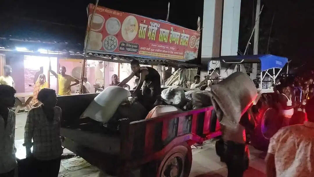भागलपुर के खरीक प्रखंड में बड़ा हादसा: गंगा के भीषण कटाव से 300 मीटर रेलवे बांध ध्वस्त, गांवों में मची अफरा-तफरी