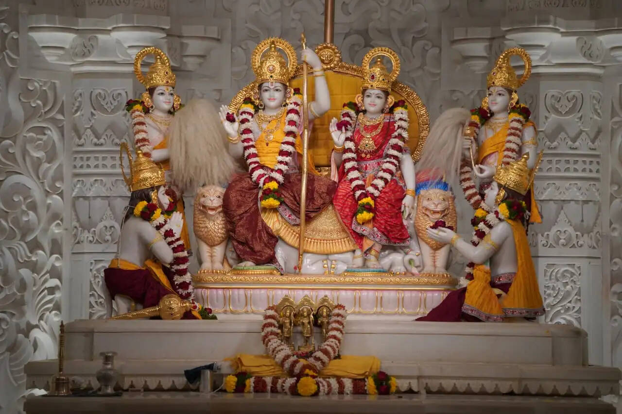 राम मंदिर में रंगभरी एकादशी पर उड़ा अबीर-गुलाल