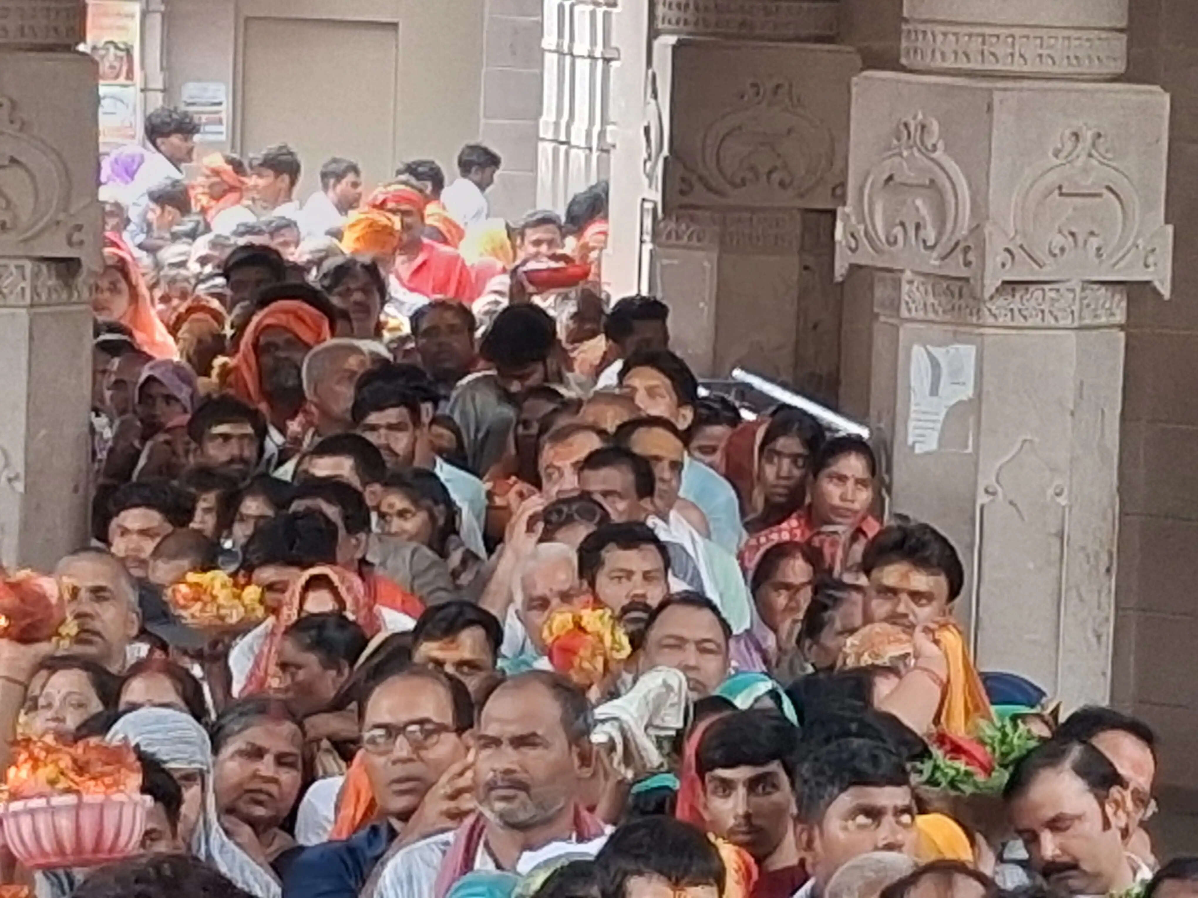 जेष्ठ&nbsp;पूर्णिमा पर मां विंध्यवासिनी धाम में उमड़ा आस्था का सैलाब