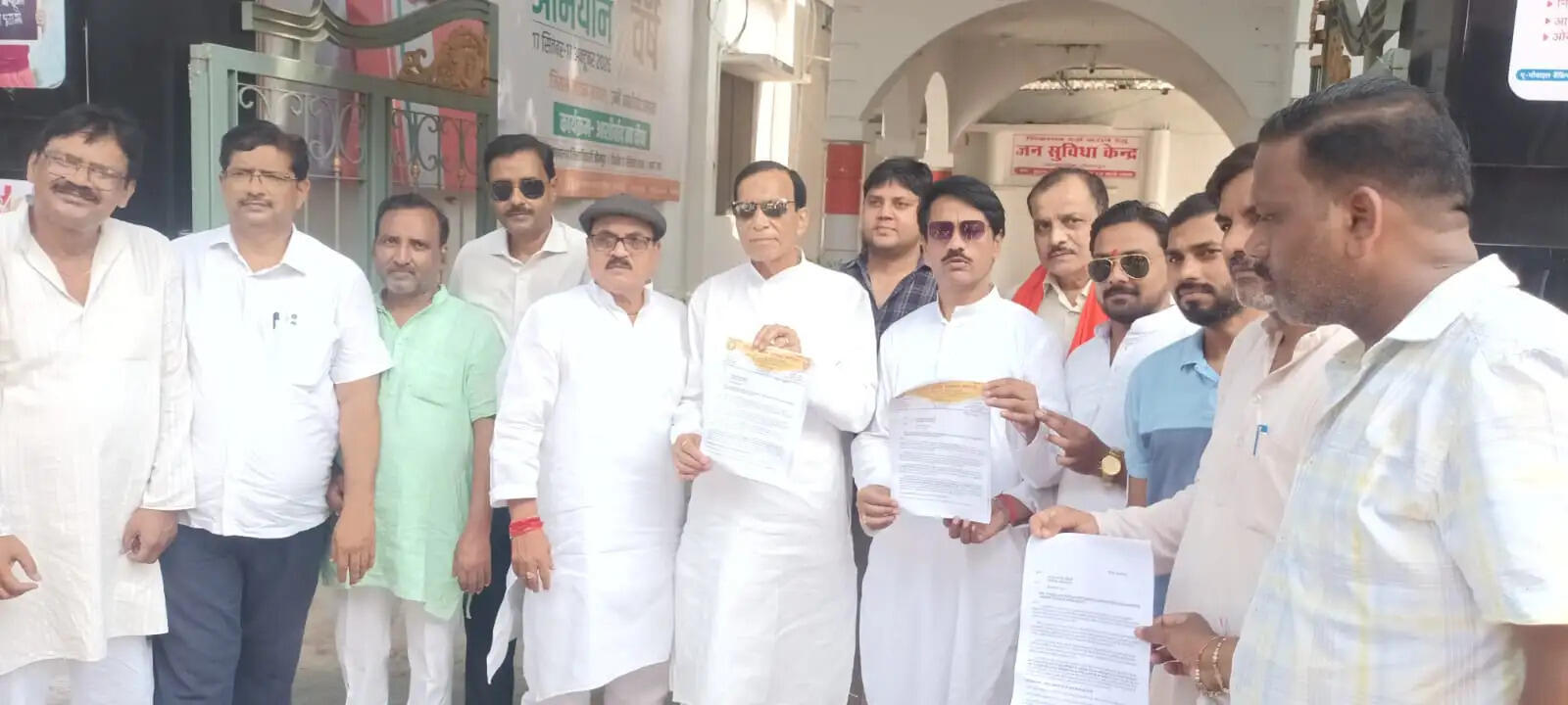 2,000 से अधिक के यूपीआई लेनदेन से व्यापारियों में चिंता, सिटी मजिस्ट्रेट को सौंपा ज्ञापन