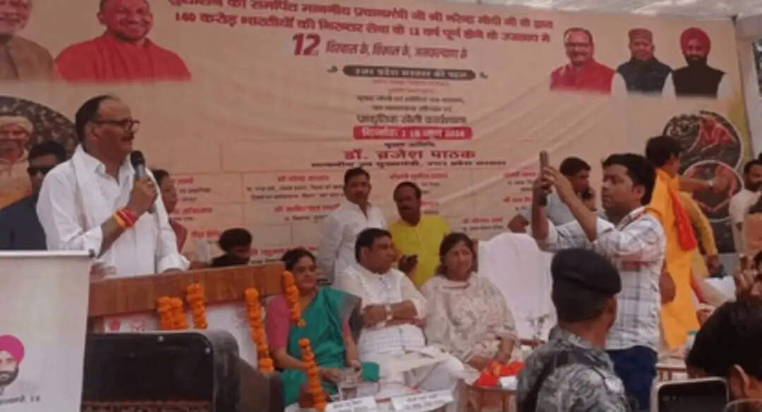 यूपी के उपमुख्यमंत्री ने सपा से मांगा बाबरी मस्जिद के नाम पर एकत्र चंदे का हिसाब