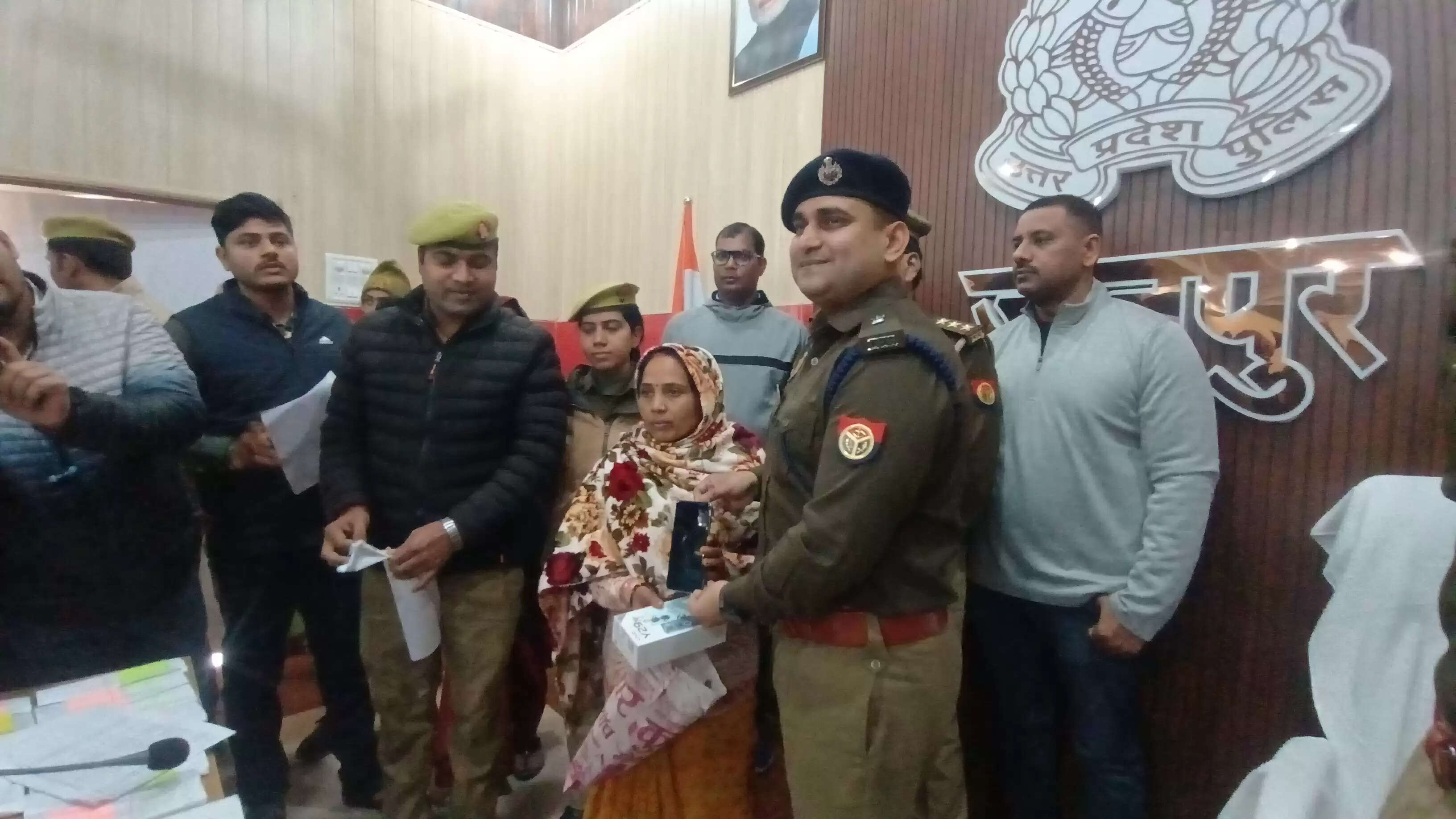 जौनपुर पुलिस ने नए साल में 75 गुमशुदा मोबाइल बरामद कर लोगों को लौटाए