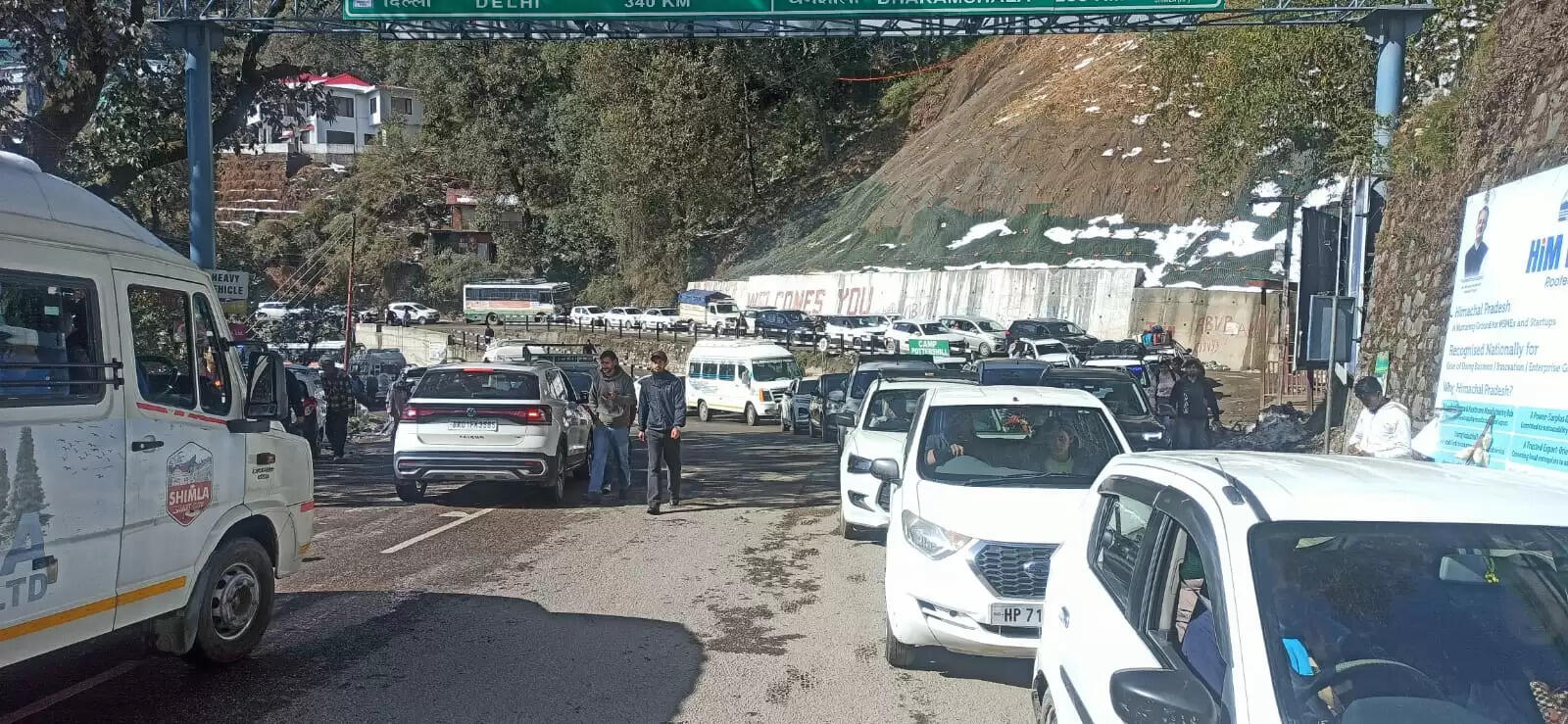 हिमाचल में एक हज़ार बंद सड़कों को खोलने में जुटा प्रशासन, फिर मौसम बिगड़ने का अलर्ट