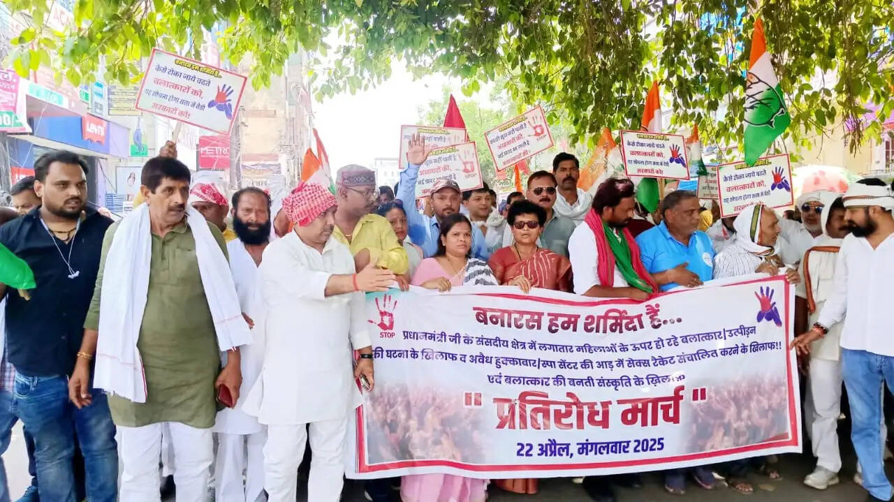 वाराणसी में महिला उत्पीड़न और बलात्कार की घटनाओं के खिलाफ सर्वदलीय प्रतिरोध मार्च