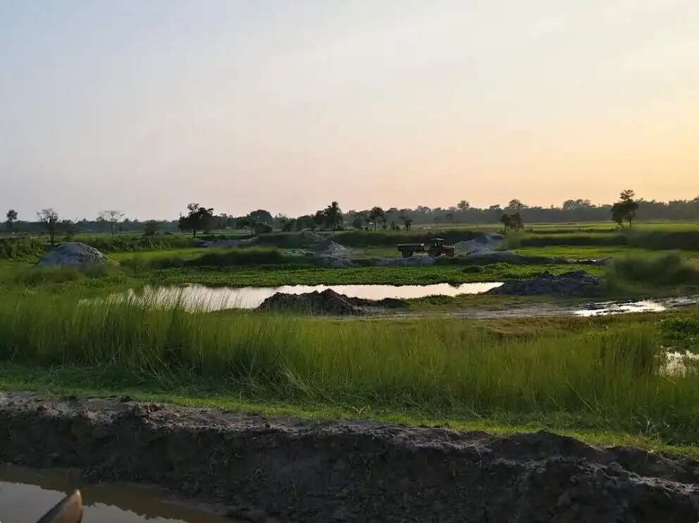 राघोपुर में बड़े पैमाने पर अवैध बालू-मिट्टी खनन का आरोप, ग्रामीणों ने की संयुक्त जांच और सख्त कार्रवाई की मांग