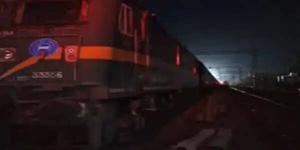 खंडवा में मालगाड़ी के वैगन से एलपीजी गैस रिसाव, 3 घंटे चला&nbsp;रेस्क्यू, राजधानी समेत 6 ट्रेनें प्रभावित