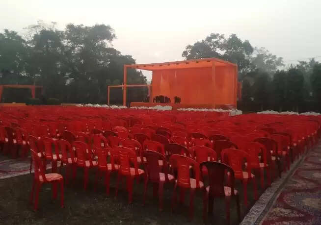 भाजपा के बूथ अध्यक्षों के सम्मेलन के लिए बनकर तैयार हुआ मंच