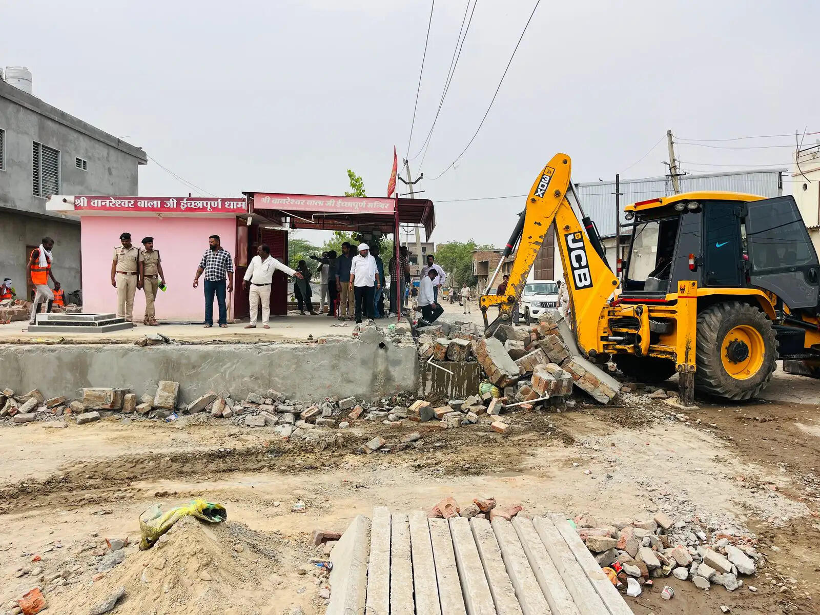 सिरसा: कोर्ट के आदेश पर मंदिर पर चला पीला पंजा, लोगों में रोष