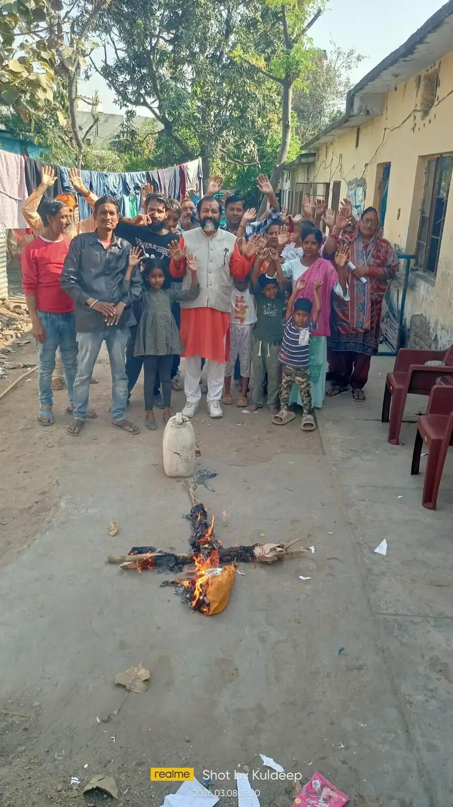 पुर्खू में शिव सेना हिंदुस्तान का प्रदर्शन, सरकार का पुतला फूंका